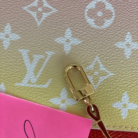 Brand new Louis Vuitton by the pool pouch - Picture 3 of 9